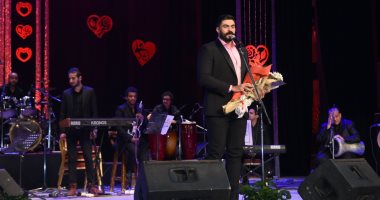 صور.. جمهور الإسكندرية يستقبل خالد سليم بالورود فى ليلة حب بدار الأوبرا