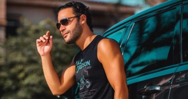محمد إمام يبرع فى أكل الزجاج ويصبح من صفوة المجتمع.. اعرف السبب