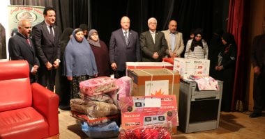 محافظ القاهرة يوزع ملابس وأغطية على فقراء خلال افتتاح مبنى حى البساتين
