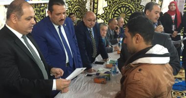 صور.. محافظ الغربية يوزع مساعدات مالية وعينية على الأسر الأكثر احتياجا بالمحلة