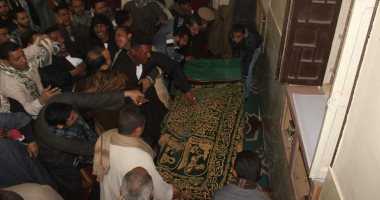 صور.. جنازة شهيد الواجب الوطنى بمطاى تتحول لمظاهرة ضد الإرهاب 