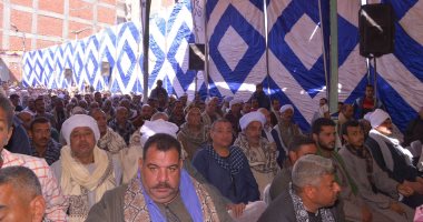 جلسة صلح تنهى خصومة ثأرية بين عائلتين بالصف  