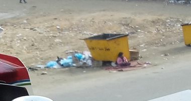 "احنا معاك".. قارئة تشارك بصورة لمشردة بحى أول شارع معهد الفنون بـ6 أكتوبر