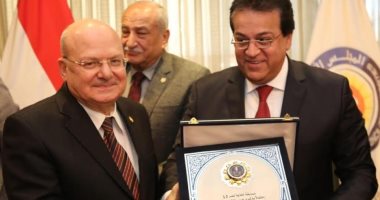 وزير التعليم العالى يكرم رئيس جامعة الزقازيق باجتماع المجلس الأعلى للجامعات