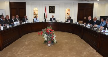 وزير الإسكان يعقد اجتماعاً لمتابعة مشروعات مياه الشرب المقرر دخولها الخدمة بالجيزة
