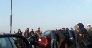  قارئ يرصد إنقاذ سيارة ملاكى من السقوط من أعلى كوبرى عرابى فى شبرا 