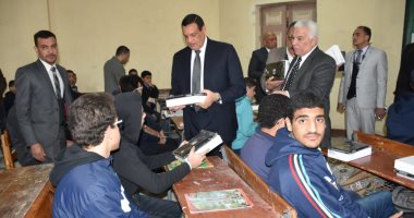 محافظ البحيرة يسلم التابلت لـ601 طالب بمدرسة الثانوية العسكرية