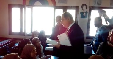 محافظ الغربية يوزع أجهزة التابلت على الطلاب بقرية دمرو بالمحلة