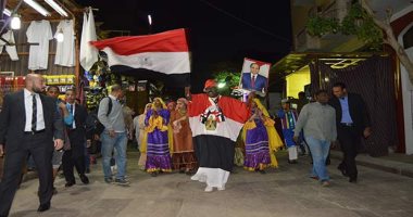 شاهد.. مسيرة فنية لـ 17 دولة فى سوق أسوان