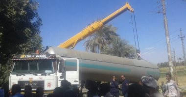 صور.. جنوح شاحنة بترولية يعطل الحركة المرورية فى أسوان