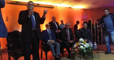 طلاب جامعة المنصورة يستقبلون الفنان محمد صبحي بالنشيد الوطني 