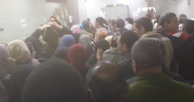 أولياء أمور يشكون الزحام فى مكتب بريد المعادى لدفع رسوم التابلت