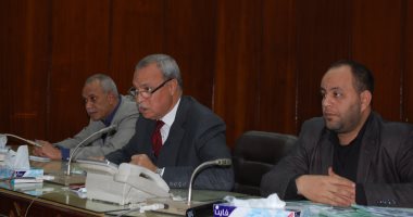 محافظ قنا يبحث 400 طلب خلال اللقاء الإسبوعى المفتوح