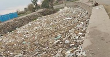 قارئ يشكو تراكم القمامة داخل ترعة العطف بشبين الكوم