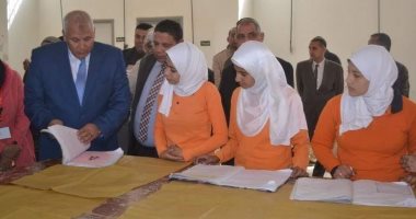 محافظ الوادى الجديد يتفقد ورش تصنيع الفنية بنات " للزى الموحد المعلم " 