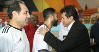 صور.. وزير الرياضة يشهد مباراة استعراضية بين نجوم الكرة المصرية بأسوان 