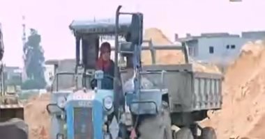 فيديو.. تعرف على قصة فتاة تحدت الصعاب وتعمل على "جرار" بـ"كل يوم"