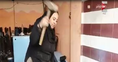 فيديو.. "ست بـ 100 راجل".. فتاة ثلاثينية تعمل فى مهنة الحدادة