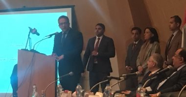 وزير الآثار من جامعة حلوان: فتح المتحف المصرى ليلا رسالة للعالم بأن مصر آمنة.. يؤكد: "مفيش بقعة مفيهاش آثار".. وللطلاب: "عيب السياح يجوا من آخر الدنيا يشوفوا آثارنا وإحنا مبنرحش".. صور
