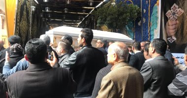 بناءا على وصيته.. الشمامسة يطوفون بجثمان القمص صليب متى فى محيط الكنيسة