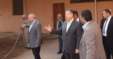 محافظ بنى سويف يحيل رئيس الوحدة القروية والطاقم الطبى بالوحدة الصحية للتحقيق