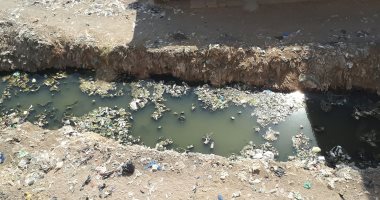 صور.. شكوى من وجود مصرف لمياه الصرف الصحى يمر وسط قرية العادل بالفيوم  