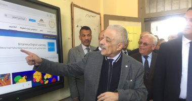 صور.. وزير التعليم: تسليم طلبة الثانوية العامة شريحة نت ذكية للتابلت
