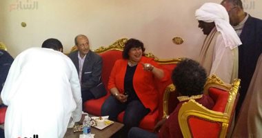 صور.. وزيرة الثقافة تستجيب لطلب مواطن بتناول الشاى بمنزله بزيارتها لأسوان