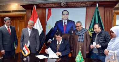 محافظ القليوبية يوقع أول عقود لتقنين واضعى اليد على أراضى أملاك الدولة