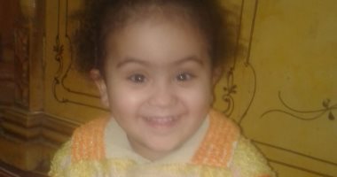 صور.. "حنين" طفلة مصابة بالشلل بالمنوفية.. ووالدها: تحتاج للسفر للخارج