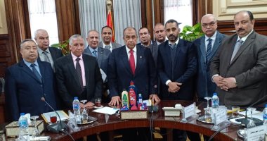وزير الزراعة يستقبل باحثين شباب نجحوا فى إنشاء وحدة لإنتاج المنظفات الصناعية