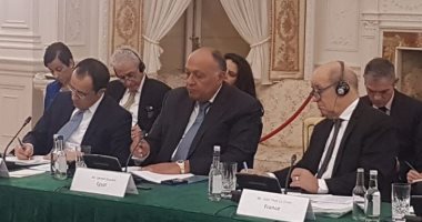 سامح شكرى يستعرض موقف مصر تجاه عملية السلام بالشرق الأوسط 