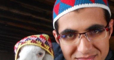 أنا وأليفى.. على طريقة بكار ورشيدة.. أمجد يرسل صورة مع معزته "ميرو"