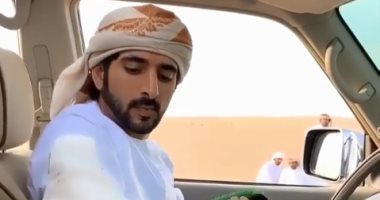 شاهد ولى عهد دبى يستضيف "صقر" داخل سيارته