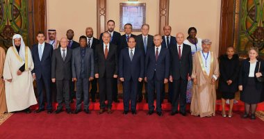 السيسي فى كلمته بالقمة العربية الأوروبية: مصر بذلت جهودا لوقف الهجرة غير الشرعية عبر شواطئها.. وملايين اللاجئين يتلقون الخدمات مثل المصريين.. وبعض الدول تثير الفوضى بين جيرانها سعيا منها لتحتل مكانة ليست لها