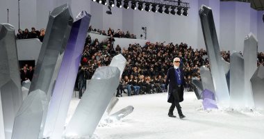 من الشاطئ للغابة للتماثيل العملاقة.. هكذا يستعرض كارل ليجرفيلد تصميمات Chanel