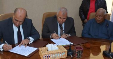 محافظ الوادى الجديد يوقع بروتوكول لإنشاء مزرعة نخيل ببلاط 