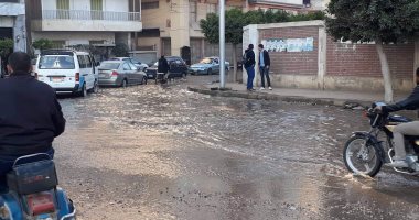 إصلاح خط مياه الشرب بشارع صلاح سالم بدمياط عقب انفجاره
