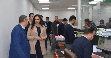  نائبة محافظ البحيرة تزور مكتب البريد للاطمئنان على توزيع التابلت الدراسى