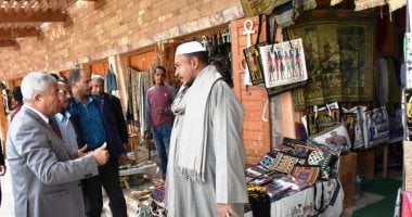 صور.. محافظ أسوان يطالب أصحاب البازارات بمعبد أبو سمبل بحسن معاملة السياح
