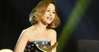 ليلى علوى ومنى زكى تهنئان منة شلبى لتكريمها فى مهرجان أسوان 