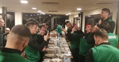 فيديو و صور.. قسنطينة يحتفل بعيد ميلاد لاعبه قبل مواجهة الإسماعيلى