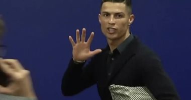كريستيانو رونالدو يغادر ملعب واندا ميتروبوليتانو بتكرار إشارة الخمسة.. فيديو