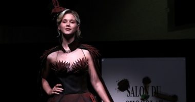 صور.. عروض أزياء وأحذية بالشيكولاتة فى بلجيكا