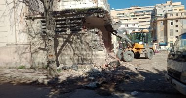 الآثار تزيل الإشغالات بمحيط المتحف اليونانى الرومانى بالإسكندرية (صور)
