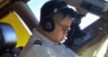 "النوم سلطان".. طيار صينى ينام فى كابينة القيادة وزميله يصوره.. فيديو وصور