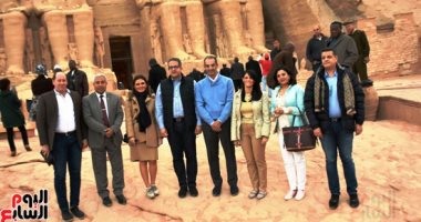 رانيا المشاط و4 وزراء يشهدون فعالية تعامد الشمس على وجه رمسيس الثانى 