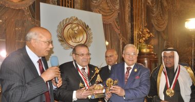 صور.. حسن راتب يكرم أبطال الدفعة 54 حربية فى اليوبيل الذهبى لها بصالون المحور الثقافى