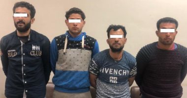 بلطجية يعذبون شخص بوضع قدميه بالنار حتى الموت لإجباره بالإعتراف بالسرقة