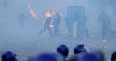 عشرات الآلاف يتظاهرون فى الجزائر احتجاجا على ترشح بوتفليقة لولاية خامسة